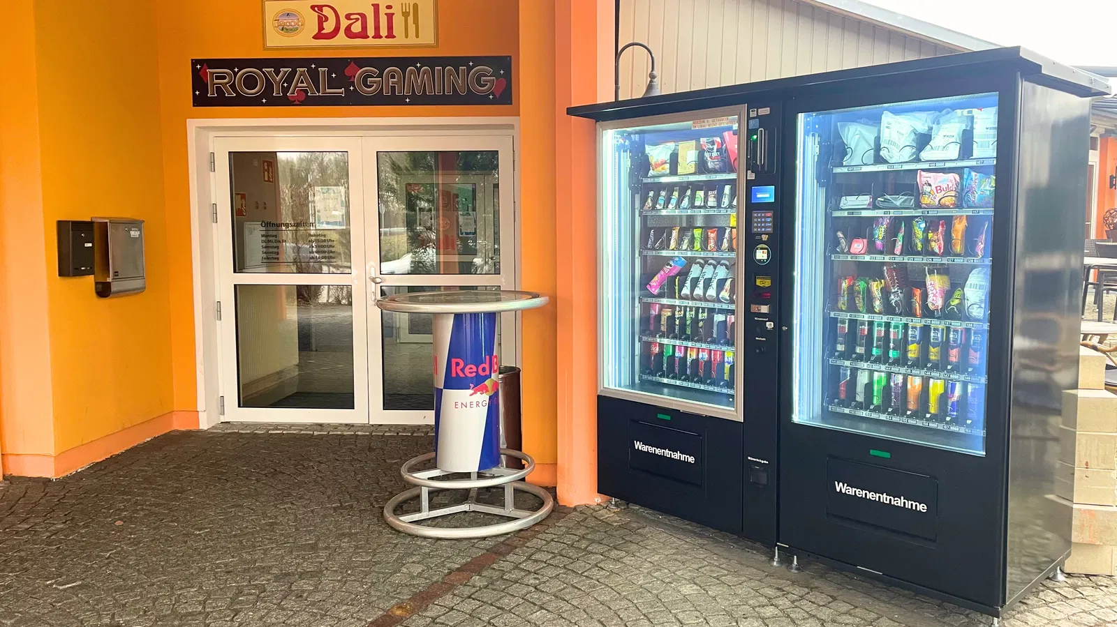 Zwei Verkaufsautomaten mit Snacks, Getränken, Drogerie und Secret Packs vor dem Restaurant Dali in Nabburg
