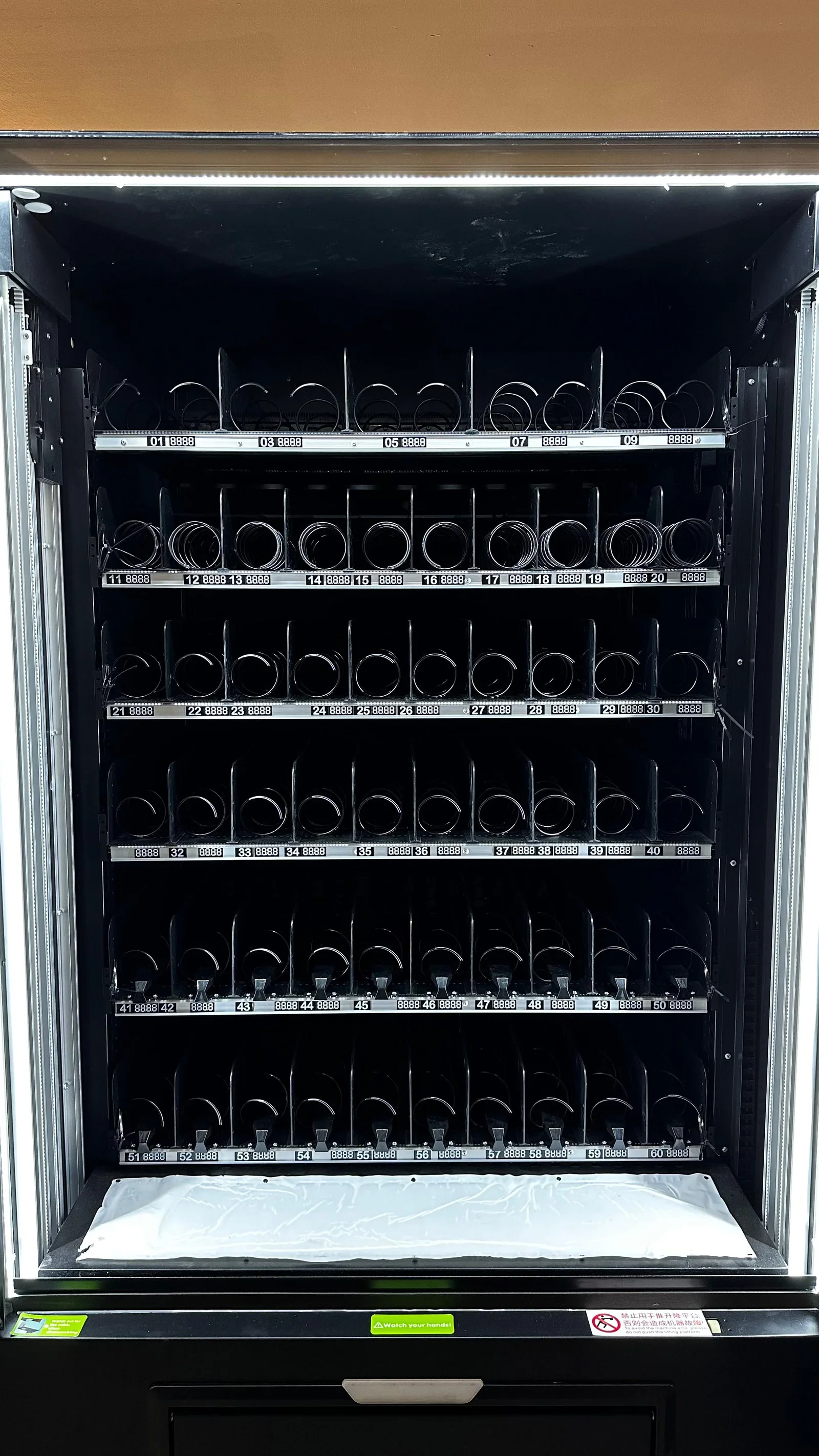 Große Snack-/ Getränkekombi mit Lift und großem Display