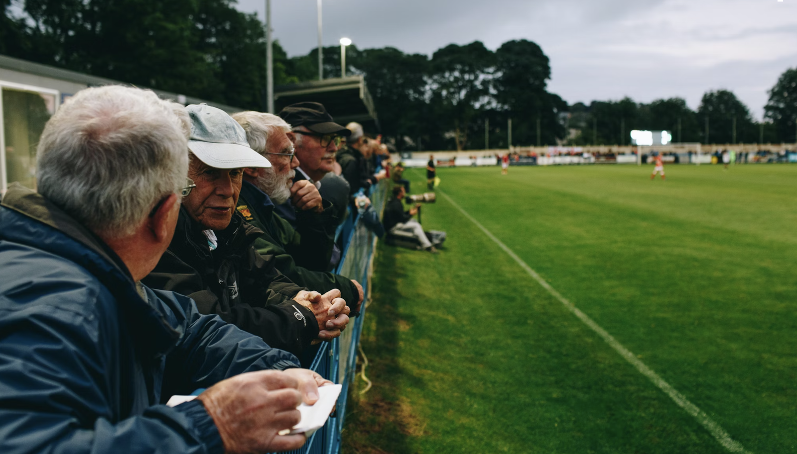 Sportverein mit Getränkeautomat am Spielfeldrand