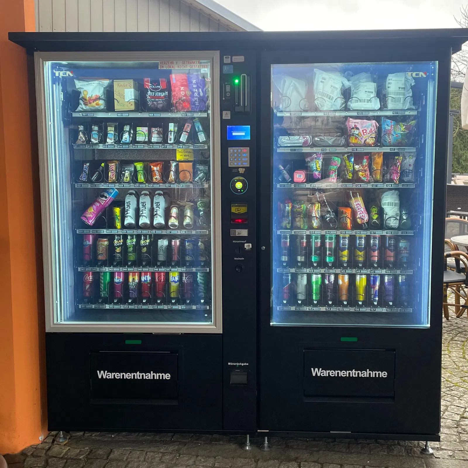 Zwei Verkaufsautomaten mit Snacks, Getränken, Drogerie und Secret Packs vor dem Restaurant Dali in Nabburg