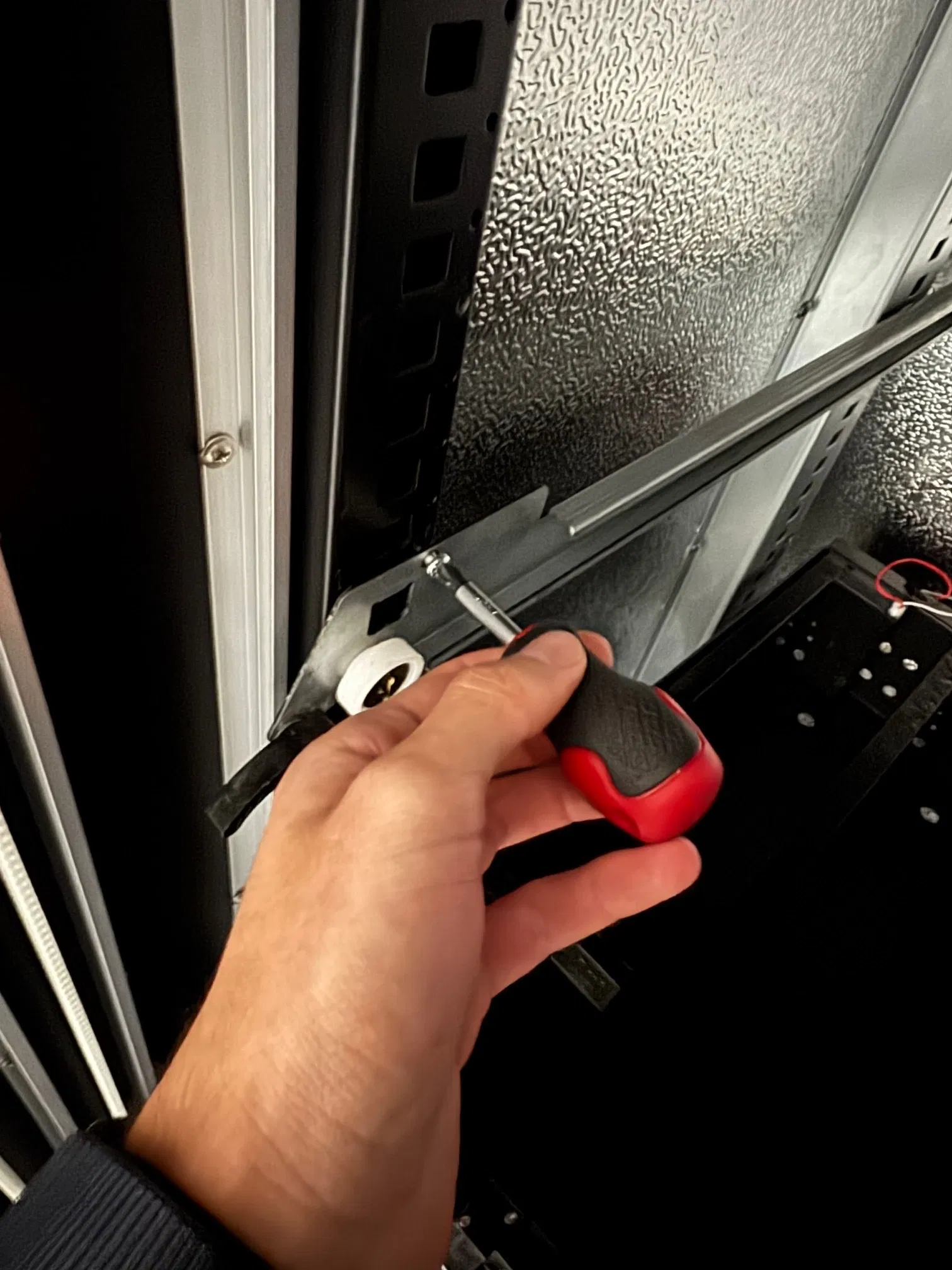 Schraube am Automaten festschrauben