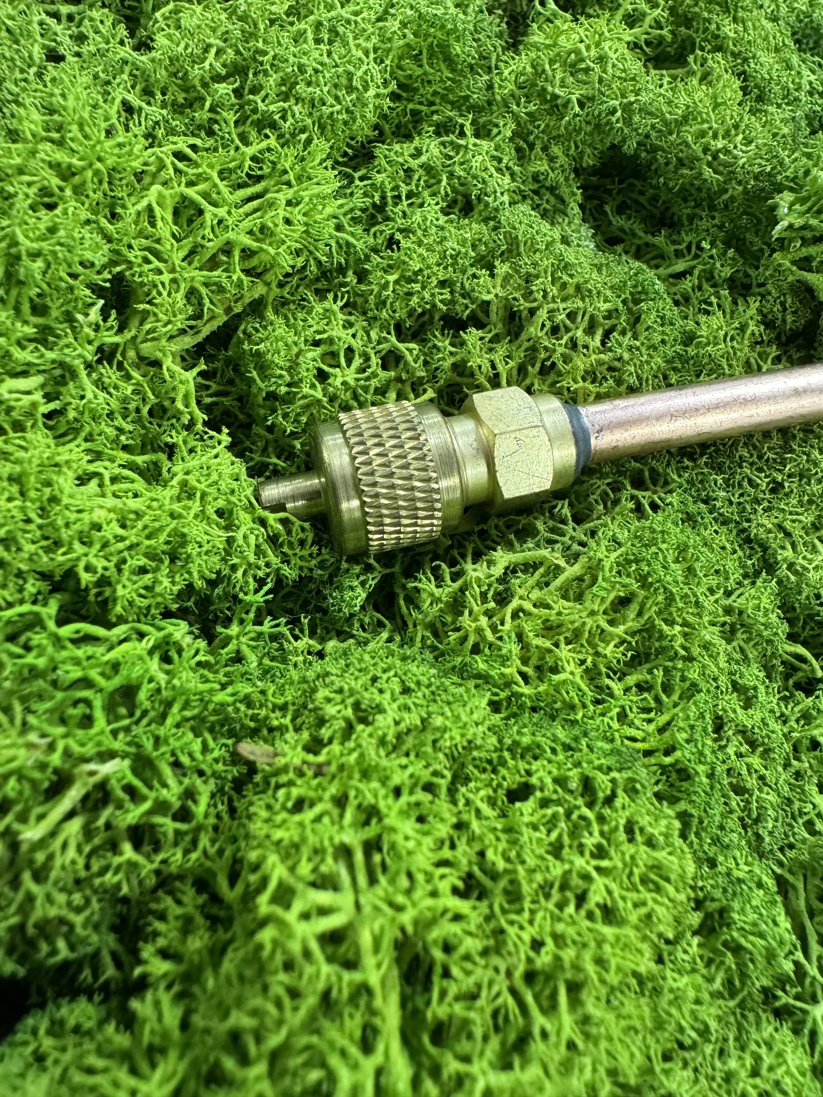 Kupfer-Kompressorleitung mit Halterung für Verkaufsautomaten