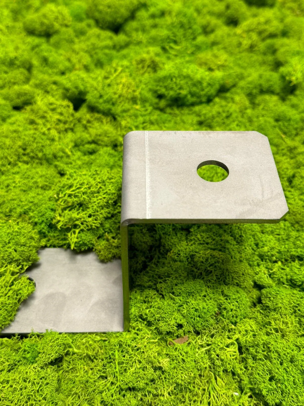 Bodenbefestigung Seitenansicht auf Gras