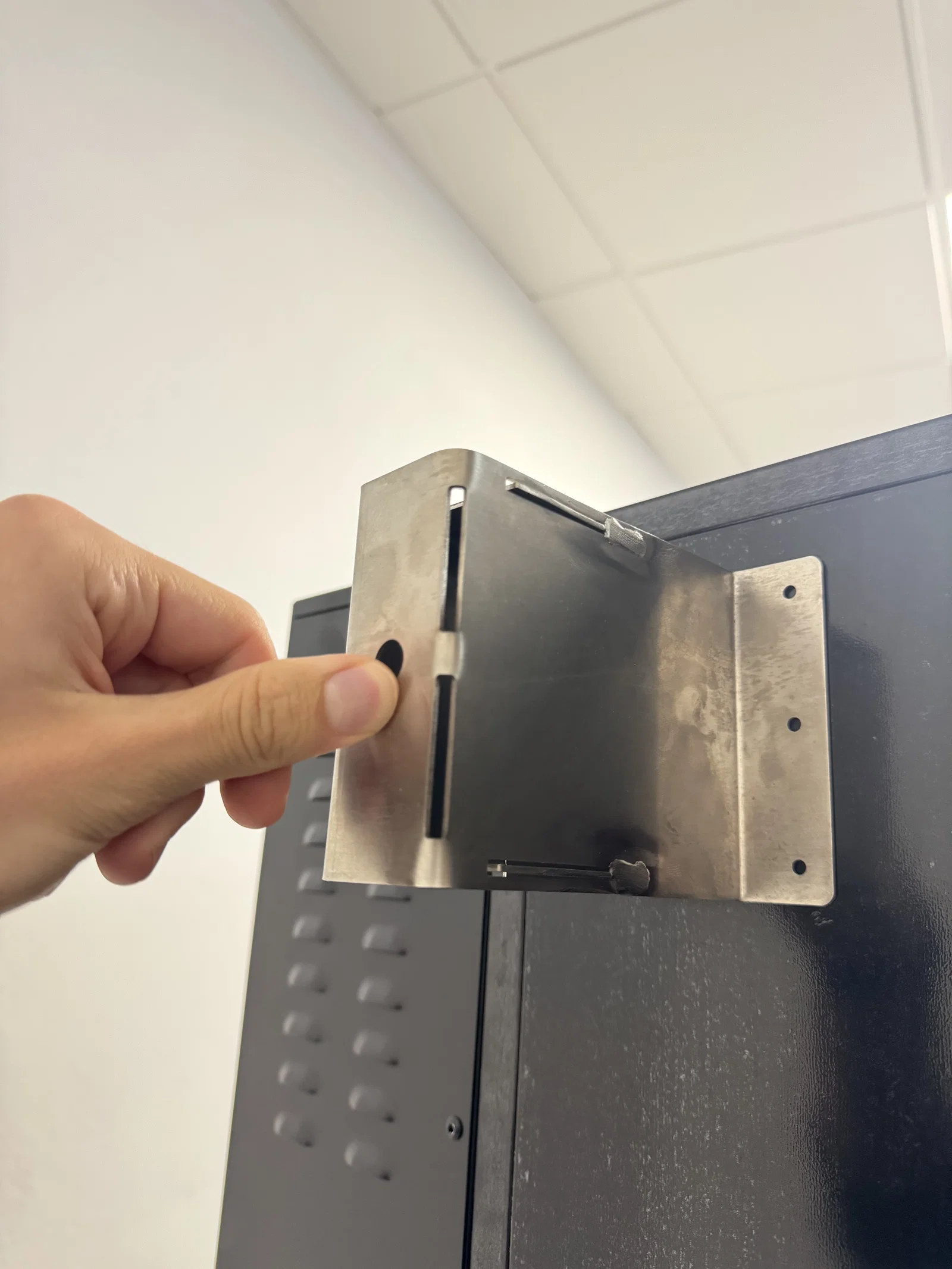 Vending Machine Installation Guide Installation instructions for the vending machine wall bracket | VENDY1
