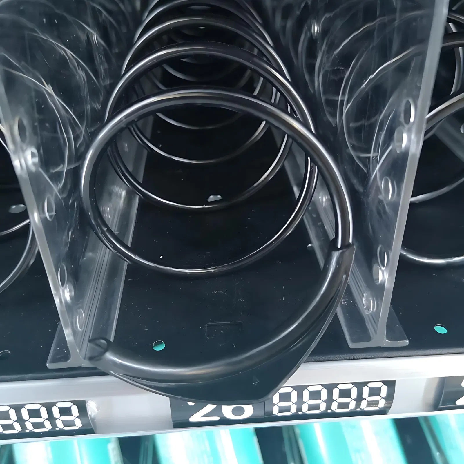 Plastikhalter an der Spirale eines Autoamten von Vendy1