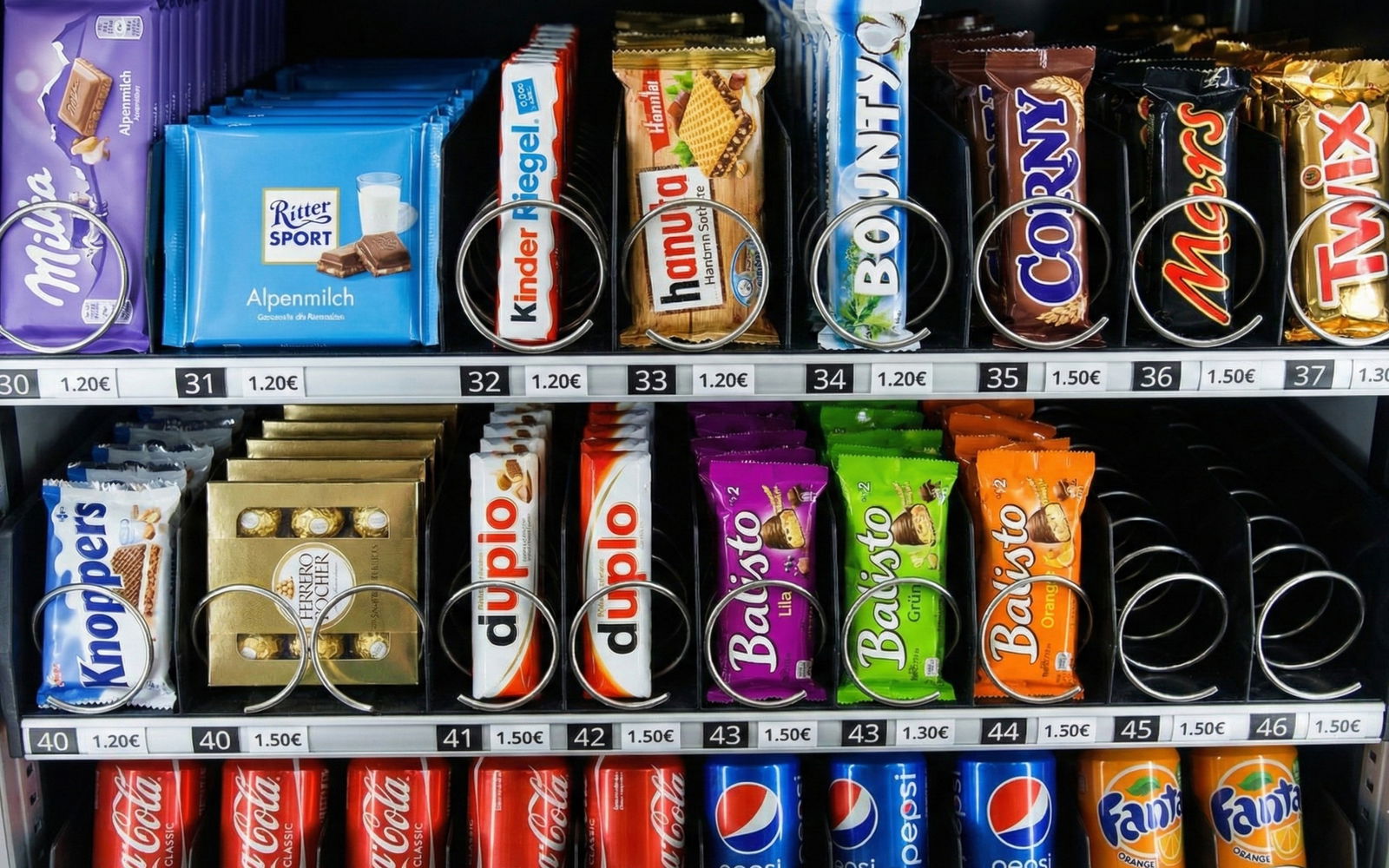 Moderner Verkaufsautomat von Vendy1 mit Snacks und Getränken