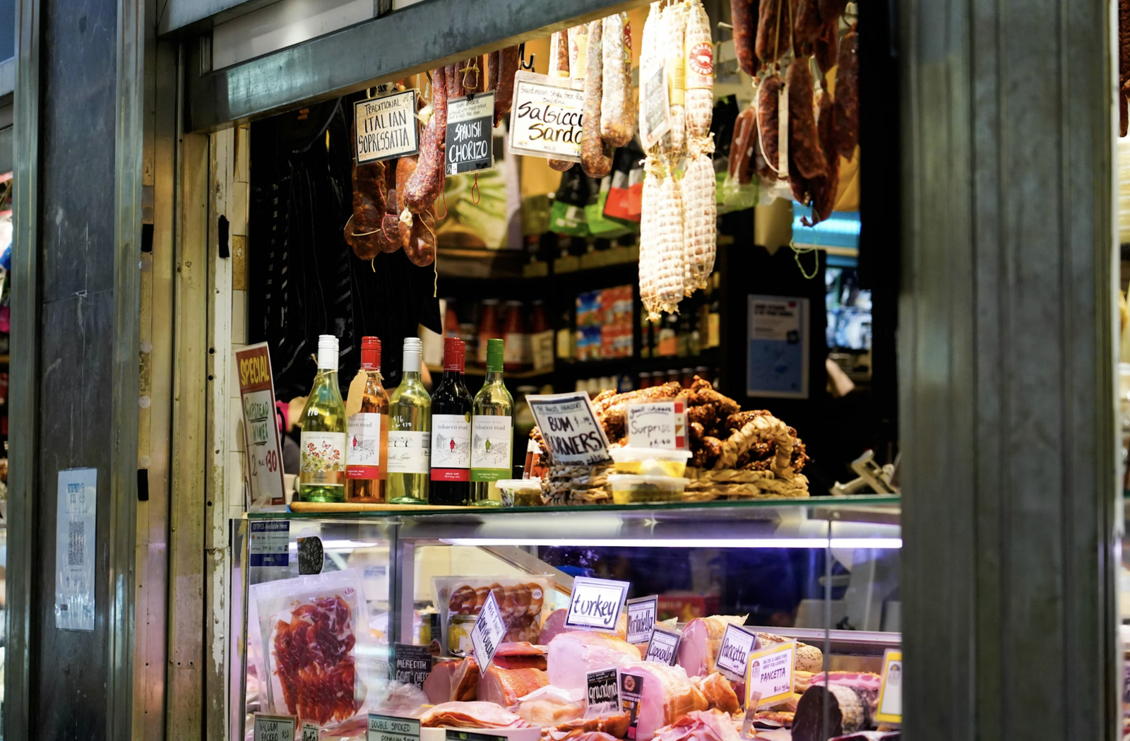 Metzgerei Grillfleischautomat gefüllt mit Steaks und Würstchen