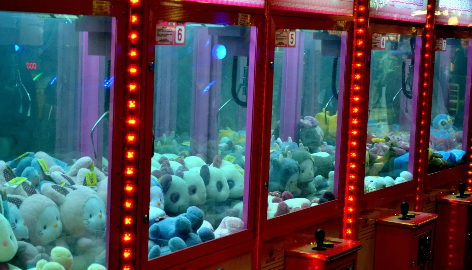 Abbildung von Arcade Spielautomaten in denen mit einem Greifarm per Geschicklichkeit Plüschtiere gewonnen werden können