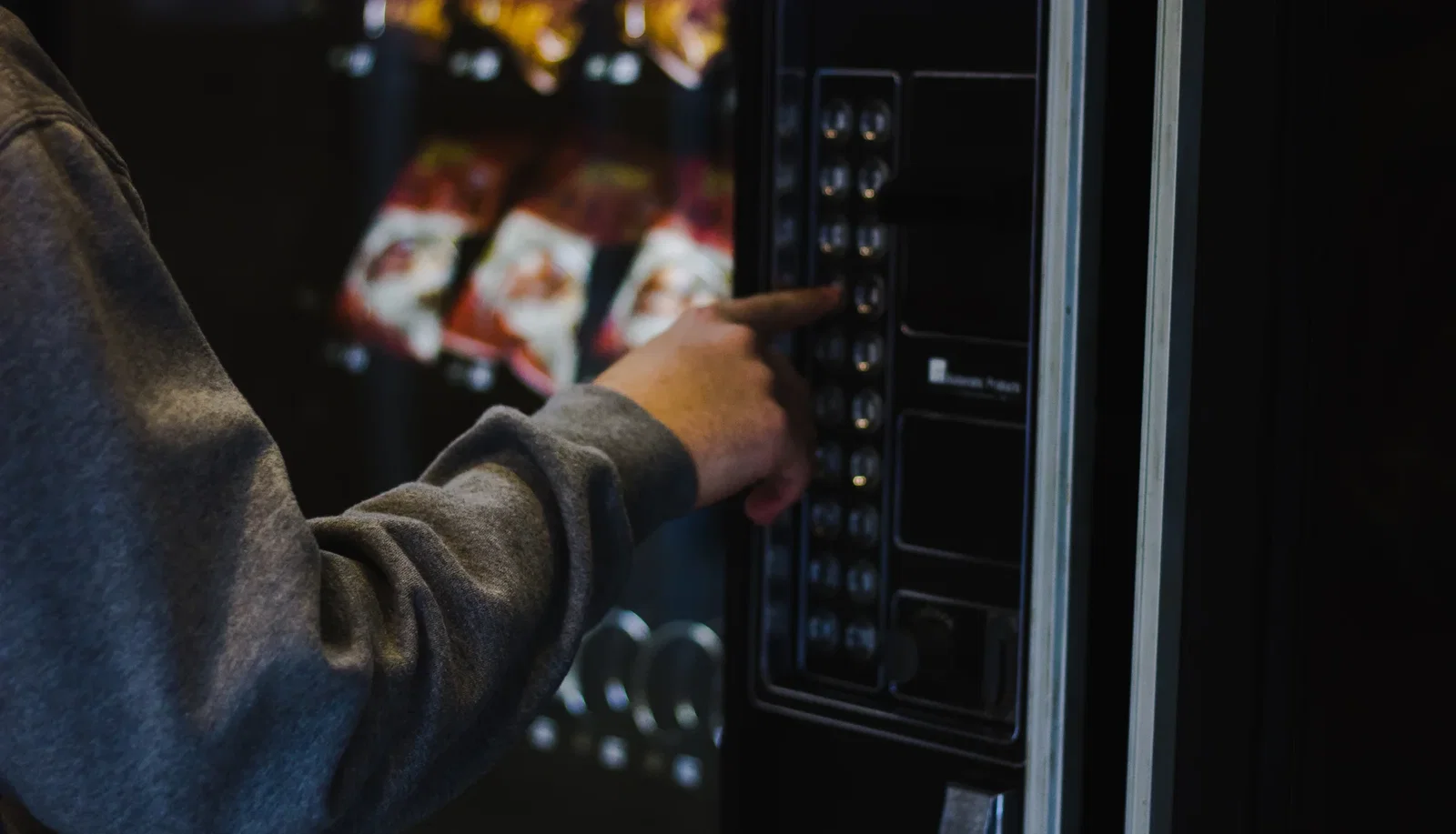 Abbildung einer Person die in einem Automaten-Supermarkt mit Automaten von Vendy1 einkauft