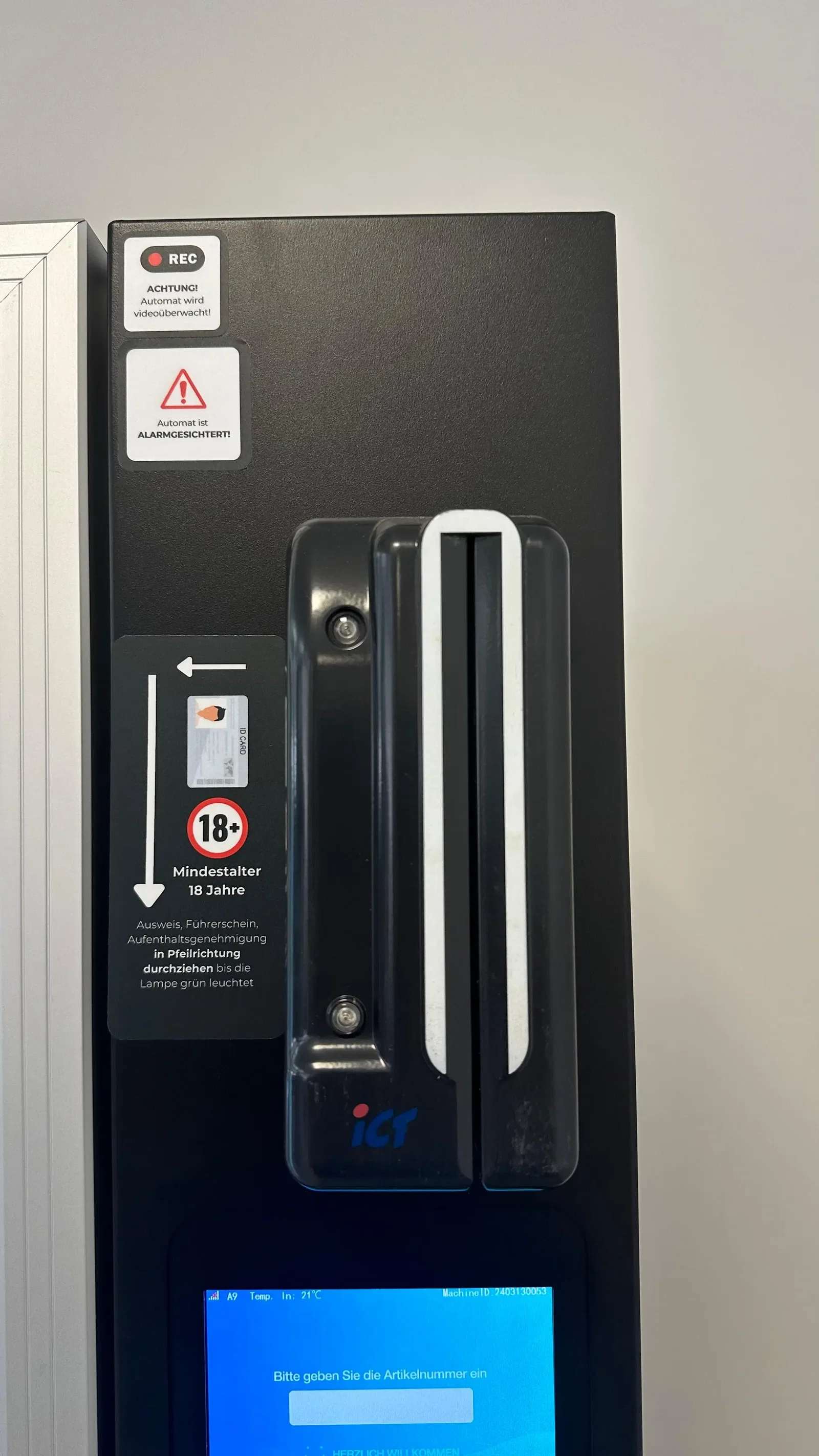 Angebrachte Aufkleber/Sticker für den Automaten. Von Vendy1